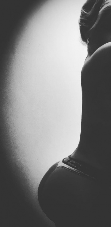 Nazarena Velez ultra hot a la madrugada: topless y micro tanga