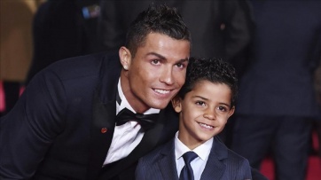 La foto del hijo de Ronaldo mirando a Messi que recorre el mundo