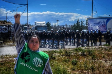 Caleta en llamas: cortes de ruta, represión de la policía provincial y allanamiento del municipio
