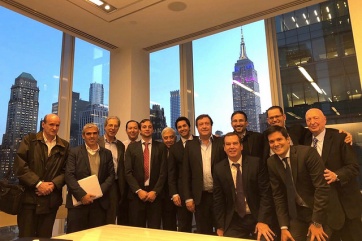 Weretilneck festeja en Nueva York y en la provincia lo esperan las críticas