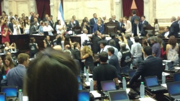 Afuera del Congreso gases lacrimógenos y fuego, adentro trompadas y empujones entre diputados