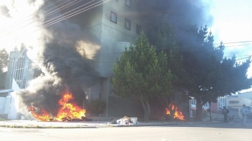 En un clima de tensión se desarrolla la sesión en la Legislatura