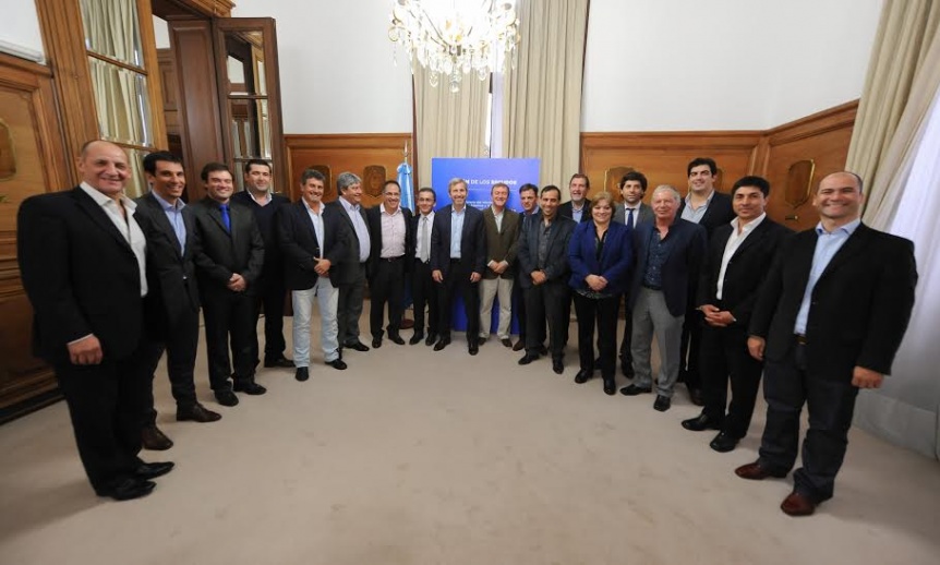 Mismo día, misma intención pero separados: Cambiemos y el PJ reúnen a sus intendentes