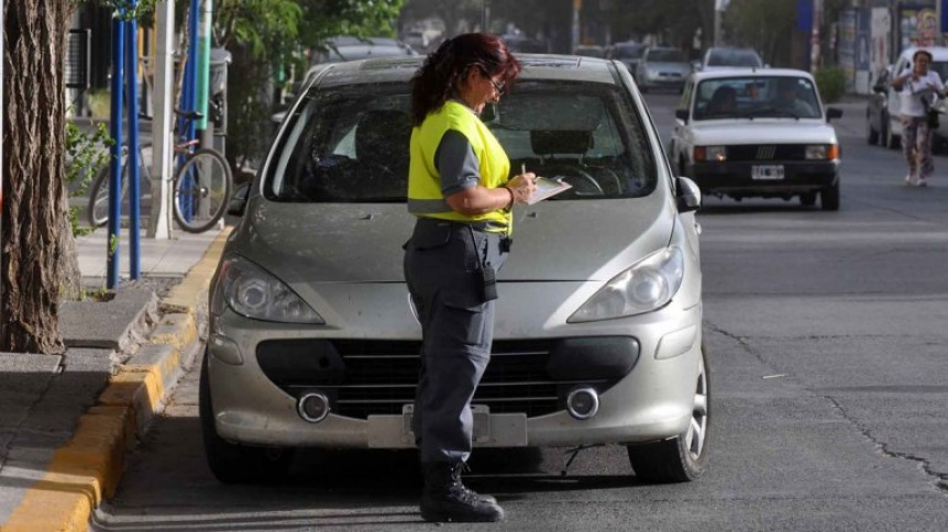 Pechi busca hacer caja y presiona a los vecinos con el pago de multas