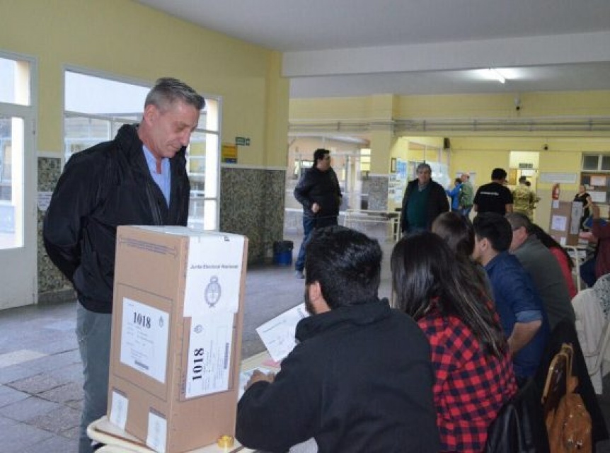 Arcioni va a la Justicia contra la oposición por el desdoblamiento electoral