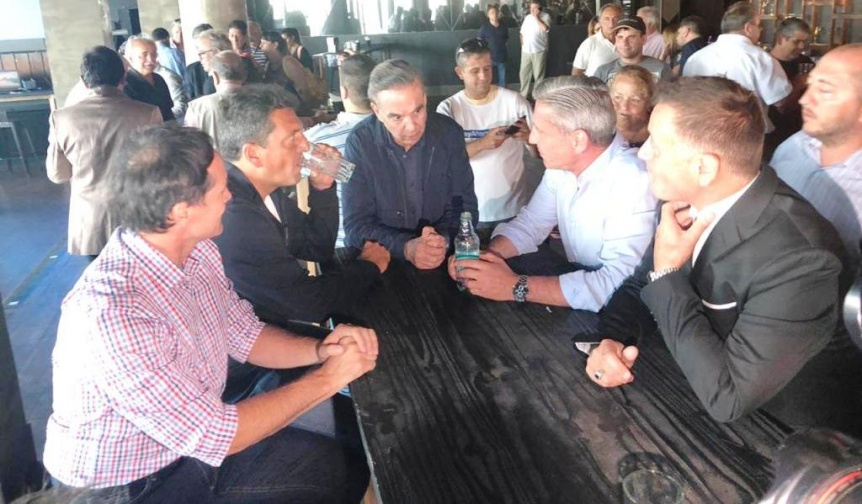 Arcioni en territorio bonaerense junto a los referentes de Alternativa Federal