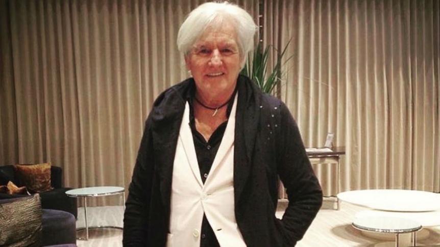 Sergio Denis de novio con una excompañera de colegio de su hija