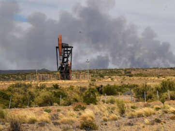 Gran incendio en campos del yacimiento de YPF