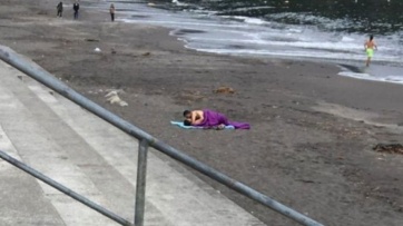 Una pareja tuvo sexo en plena playa, pero... no se ocultó demasiado