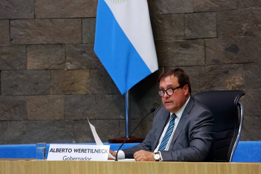 El procurador General dio luz verde a la candidatura de Weretilneck y llovieron las críticas