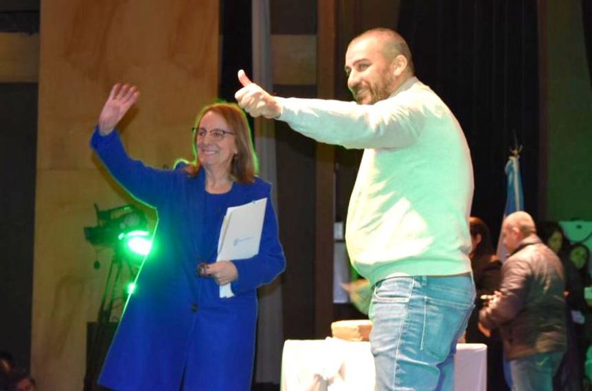 Agua bendita: Prades anunció la llegada de los tanques de la planta de ósmosis