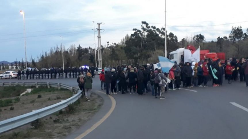 Los docentes volvieron a las rutas pero la Policía impide los bloqueos