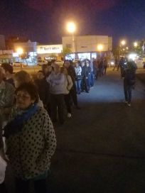 Cientos de vecinos se acercan a despedir los restos de 