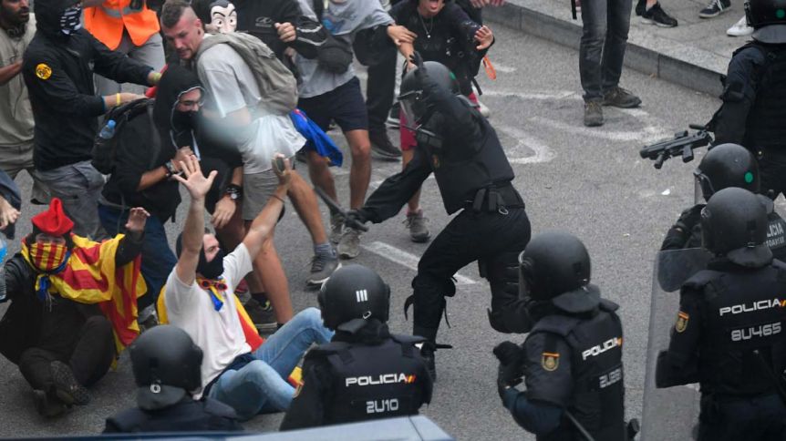 Más de 100 vuelos cancelados por las protestas en el aeropuerto de Barcelona