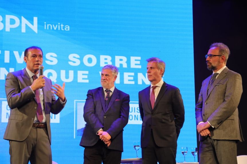 Marca la agenda a futuro: Gutiérrez se mostró junto a economistas y politólogos