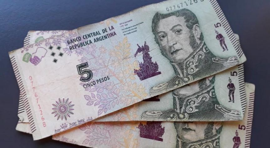 Los billetes de cinco pesos saldrán de circulación y serán reemplazados por monedas