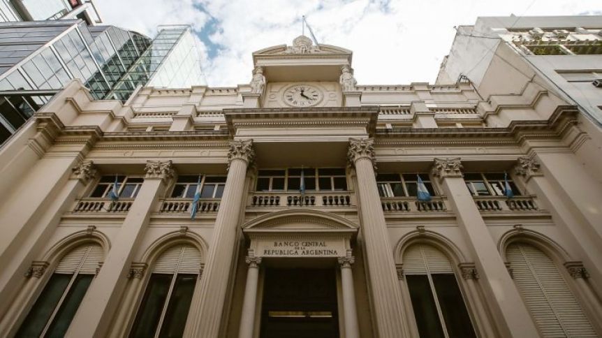 Reservas en rojo: fijan un límite US$ 50 para retirar efectivo con tarjeta de crédito en el exterior