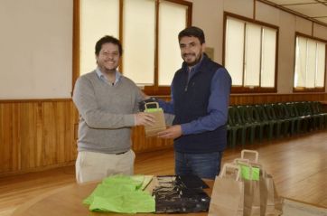No solo trabajo de oficina: Intendente entregó bolsas a sus funcionarios para que junten la basura