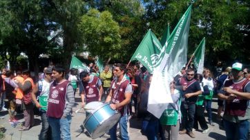 Rawson es epicentro de protestas en reclamo del pago de aguinaldo a estatales