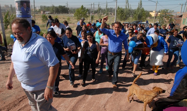 Gutiérrez de caminata por los barrios