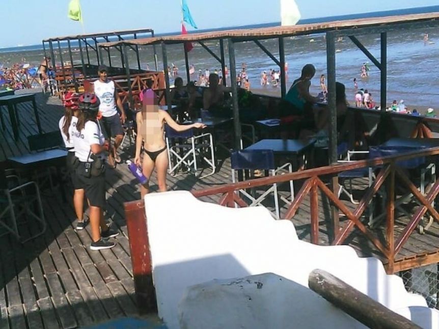 Escándalo en Las Grutas por polémico topless