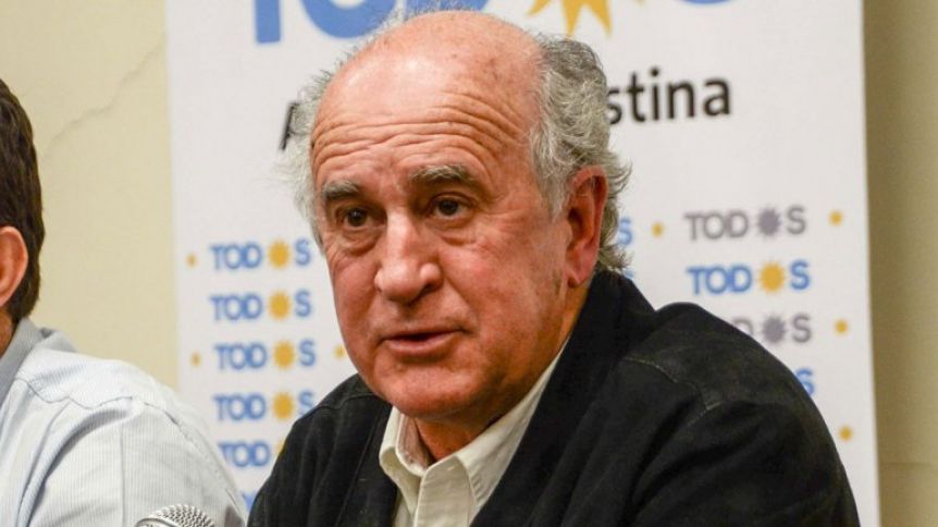 Parrilli presentó una denuncia penal contra Macri