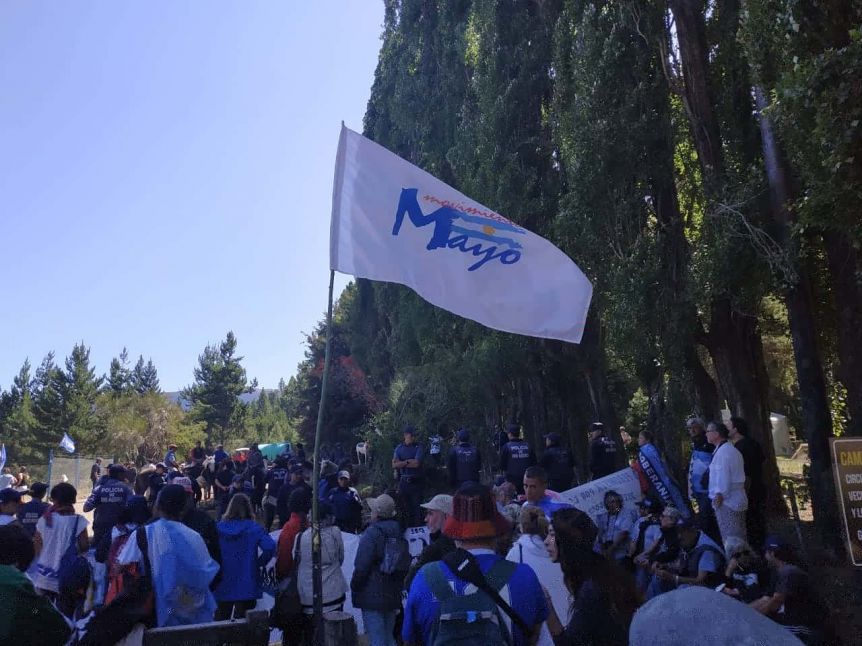Incidentes en Lago escondido entre manifestantes y la policía