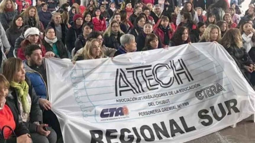 Atech mantiene el paro a pesar de los ruegos de Arcioni y no comienzan las clases