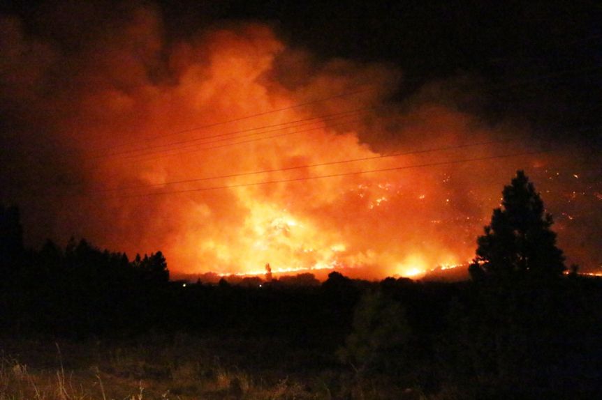 Incendio Esquel: trabajan intensamente para evitar que el fuego se propague hacia las viviendas