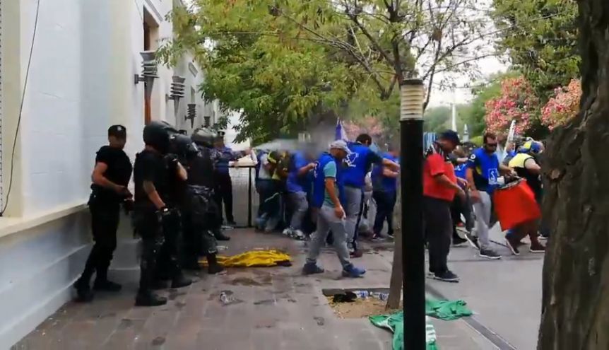 Incidentes entre la Policía y trabajadores viales y estatales