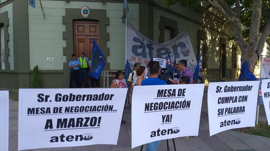 Docentes complican el inicio de semana al gobierno