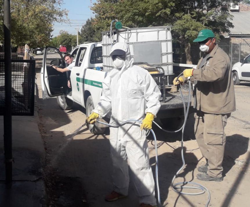 Intendente salió a desinfectar las calles