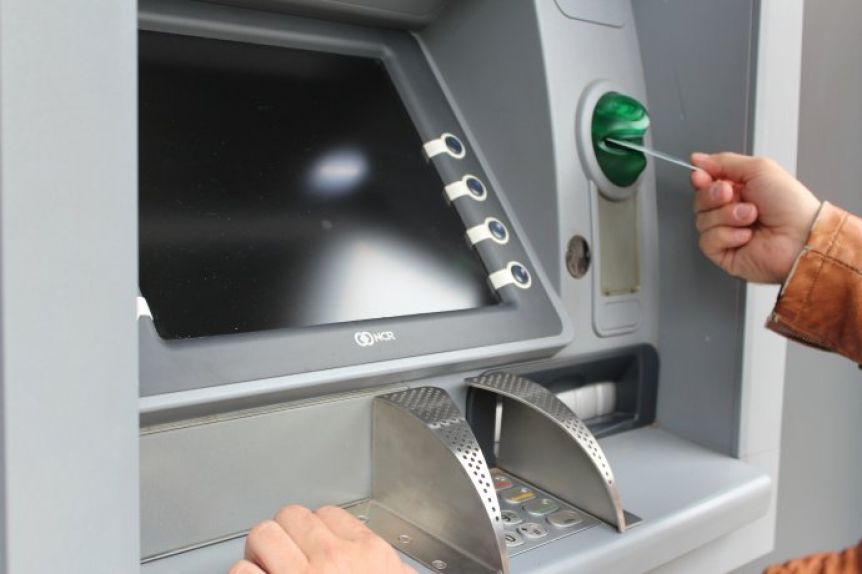 El Ejecutivo garantizó que habrá dinero en los cajeros durante el fin de semana