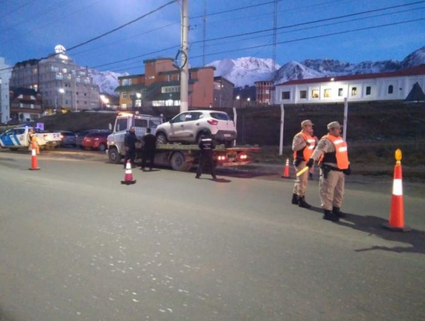 Día negro: asesinaron a un prefecto en un control y aumentaron los infectados