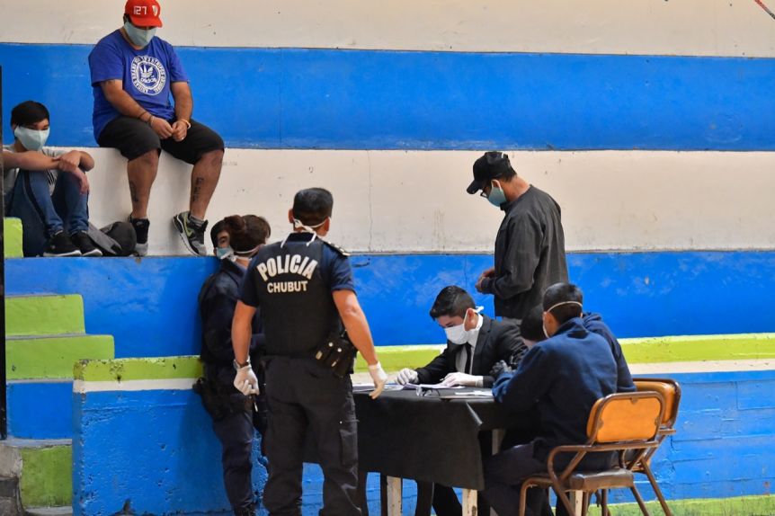 Siguen los excesos: se filtra un video que muestra a policías golpeando a detenidos