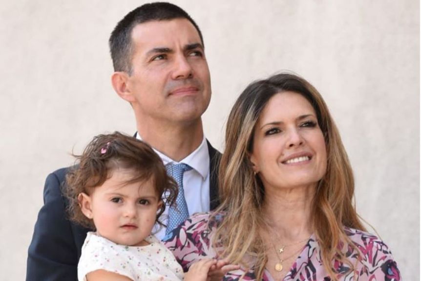 Isabel Macedo y Juan Manuel Urtubey regresaron al país en un vuelo de repatriados