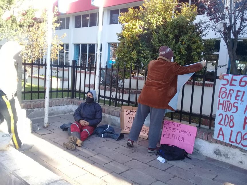 Tras más de 30 horas encadenados, trabajadores despedidos fueron desalojados