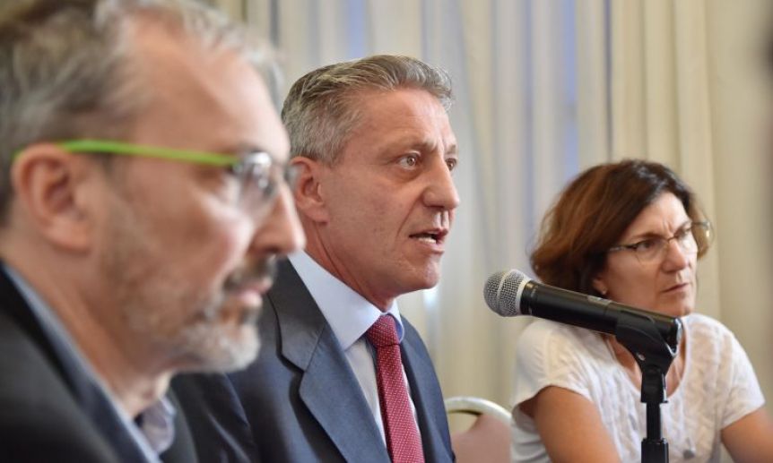 Arcioni autorizó reuniones familiares de hasta 10 personas en domicilios de cercanía