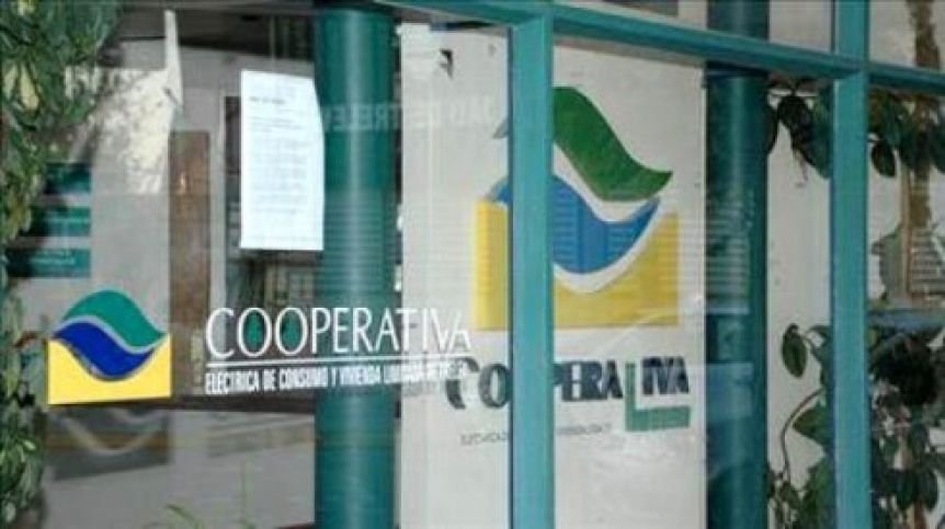 Sin sueldos pero con cortes de servicios: Arcioni vetó la ley que los prohibía