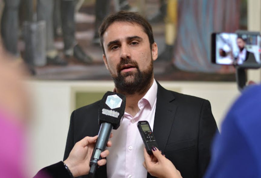 Ministro advierte sobre una “mano negra” detrás de los pedidos de juicio político