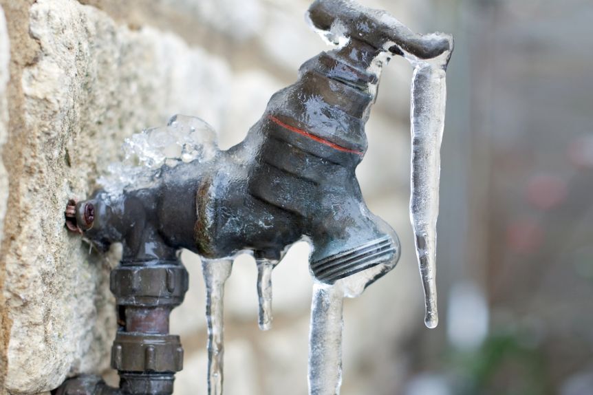 El invierno castiga y el Intendente se la rebusca para que todo funcione en casa