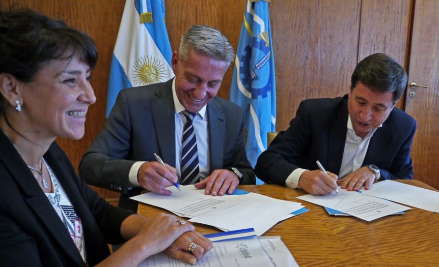 Arcioni deplazaría a la ministra Torres Otarola, tras la apertura de una investigación en su contra