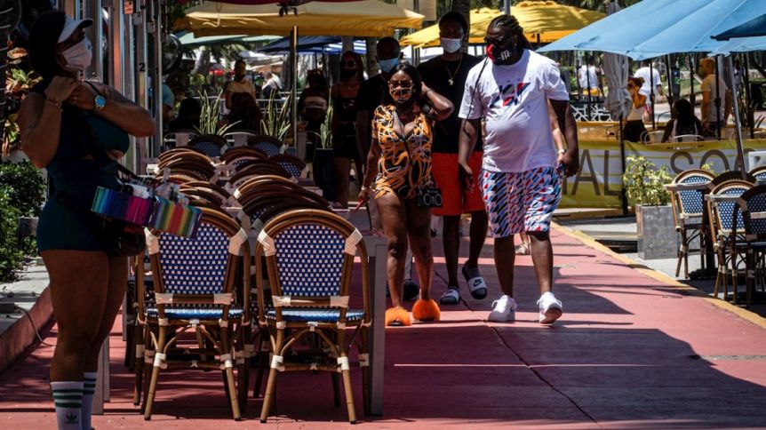 El alcalde de Miami volvió a cerrar restaurantes y bares