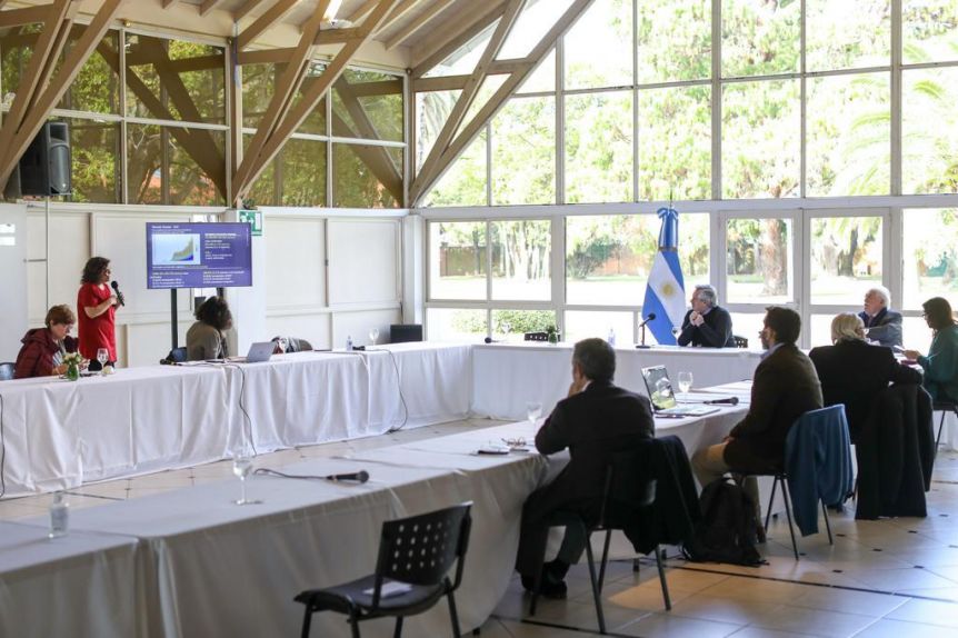 A la espera del anuncio oficial, Alberto se reunió con el comité de científicos