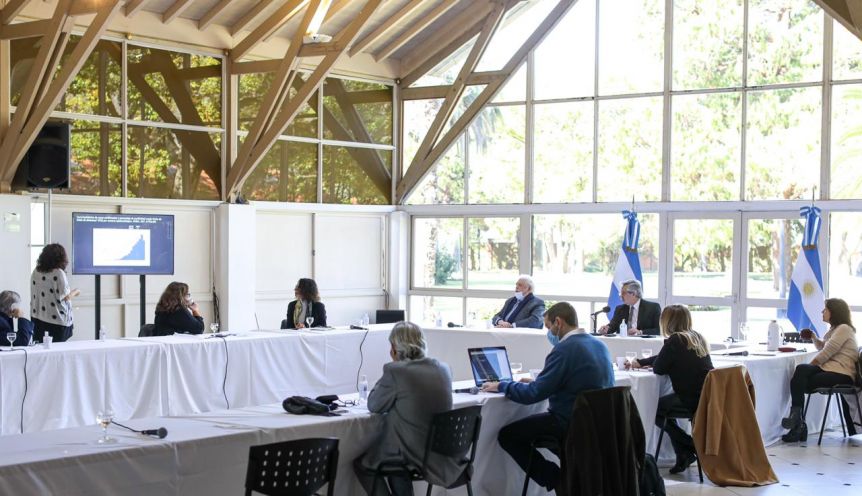 Alberto con sus expertos: no avanzar ni retroceder pese a la preocupación