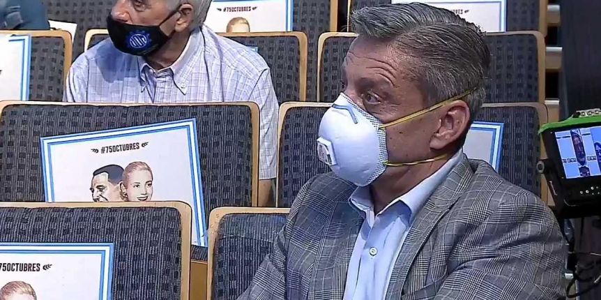 Duras críticas a Arcioni por su presencia en el acto del Día de la Lealtad