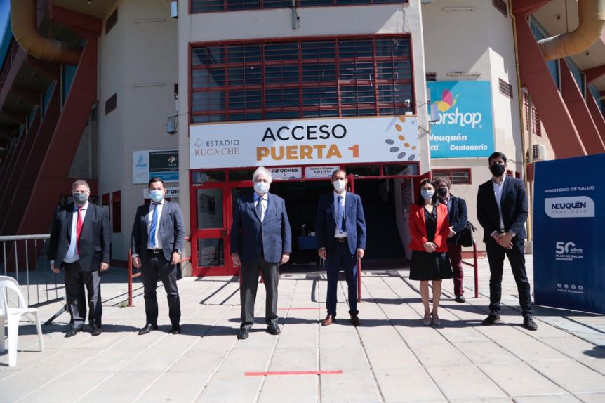 Ginés González García desembarcó en la provincia y firmó acuerdos con Gutiérrez