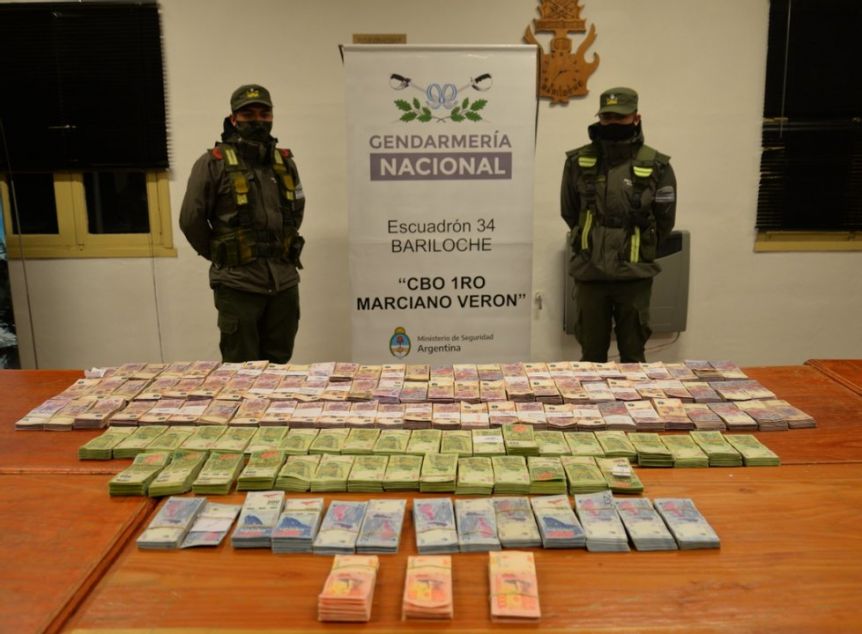 Funcionaria que llevaba $3 millones en vehículo oficial, puso a disposición su renuncia