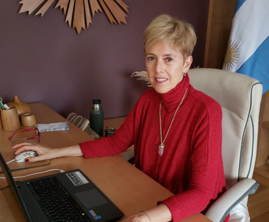 García Larraburu se pinta de verde e ilusiona a las militantes por el aborto legal
