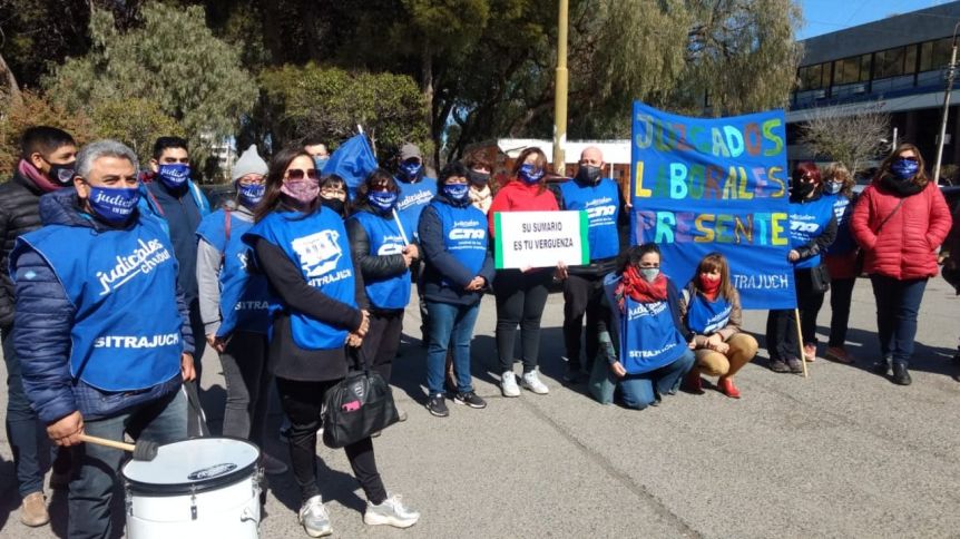 Judiciales presentarán un amparo contra la ley aprobada para congelar los salarios